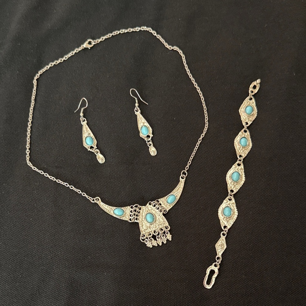 Elegant Silver and Turquoise Jewelry Set